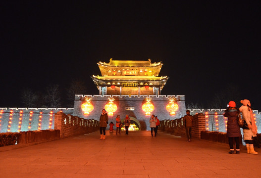 台儿庄古城门夜景