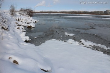 河岸雪景