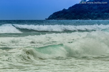 大海飞溅的巨浪