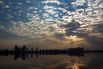 耶稣光 湖边城市 寸光