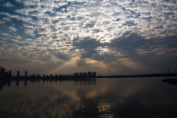 耶稣光 湖边城市 水面