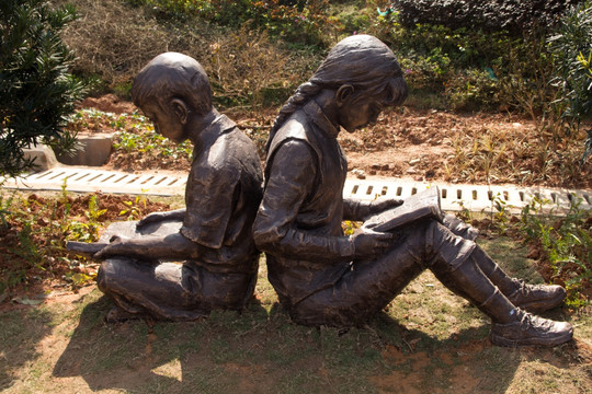 儿童背靠背学习铜雕