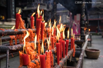 都江堰二王庙燃烧的红蜡烛