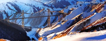 新疆伊犁山谷高架公路桥冬景图