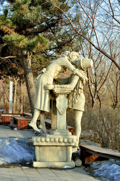 公园亲吻雕塑