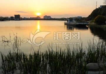 夕阳下的夏阳湖