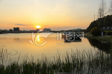 夕阳下的夏阳湖