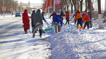 清理积雪的人们