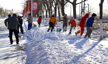 清理积雪的人们