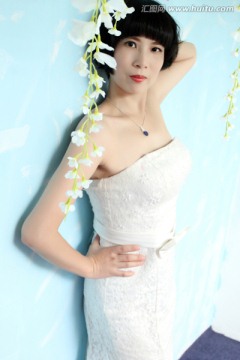 穿白色婚紗的美女