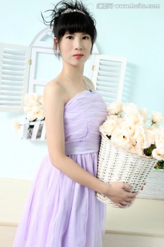 穿紫色礼服的美女