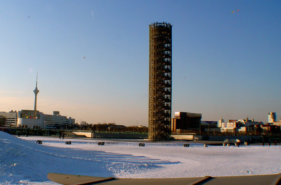 天津银河广场满月塔雪景