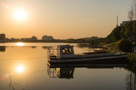 夕阳下的湖泊