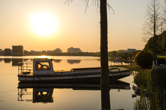 夕阳下的夏阳湖