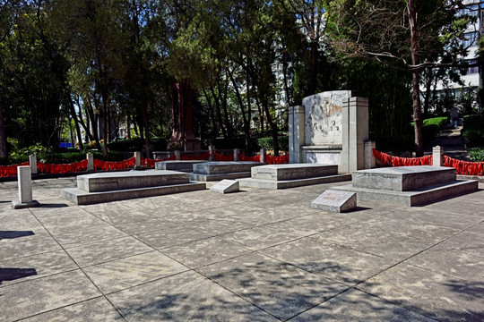 南联合大学烈士墓