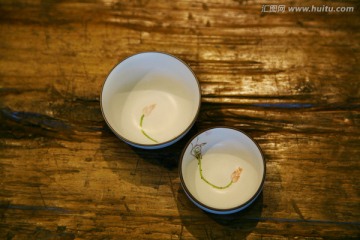 两只茶杯