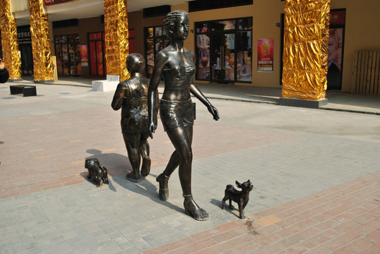 商业街雕塑人物