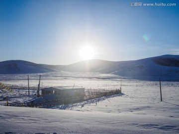 阳光明媚的雪原