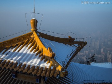 雪后兰山公园长廊屋脊