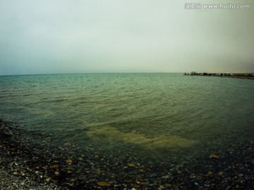 碧绿的青海湖水