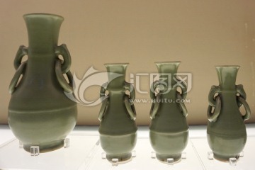 明代龍泉窯青釉雙耳環瓶