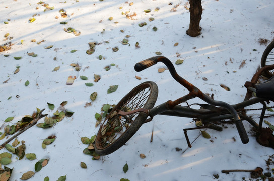 雪地里的废弃老式自行车