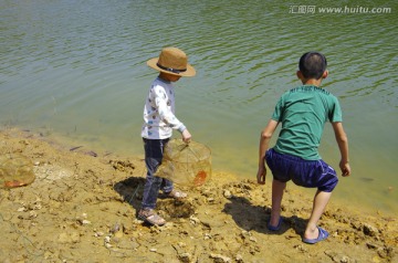 捕鱼的少年