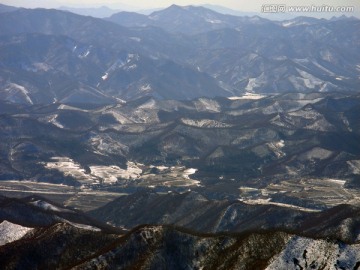 雪后的丘陵山区