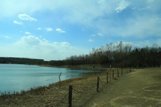 春季湖泊