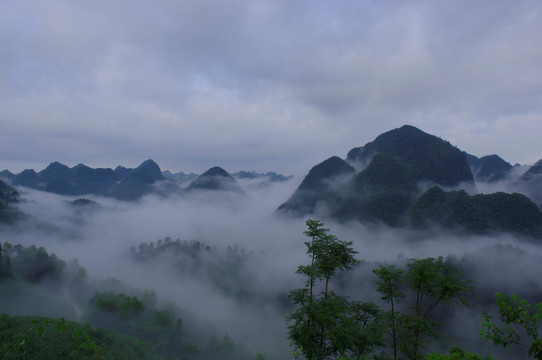 山峰 云霧繚繞