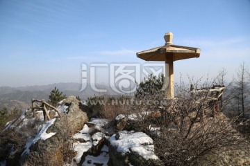 山顶雪景