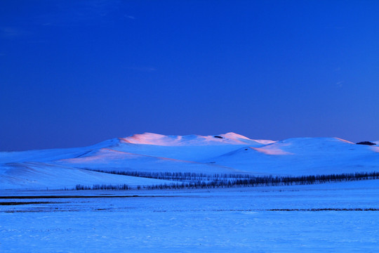 呼伦贝尔雪原夕照