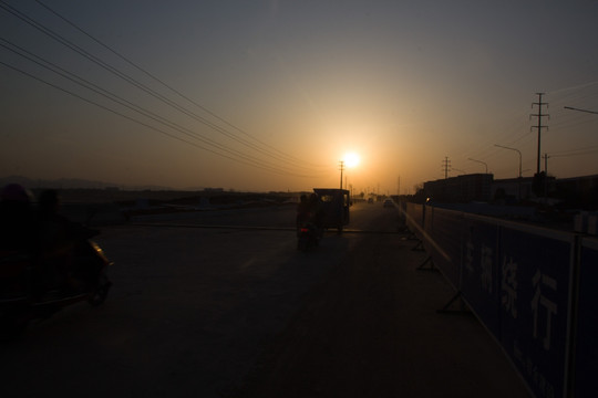 落日 道路 车流