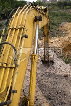岩石堆中工作的挖土机工作臂