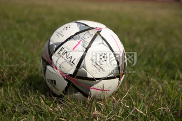 球场草地上的足球