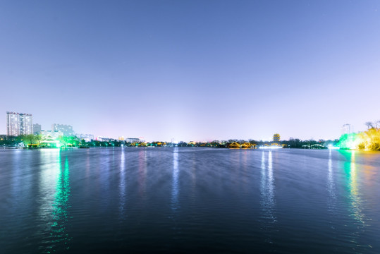 湖面夜景