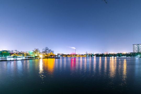 湖面夜景