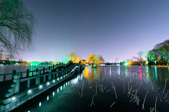 湖面夜景