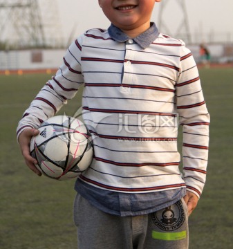 小男孩手抱足球