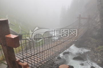 雾中的铁索桥 侧拍