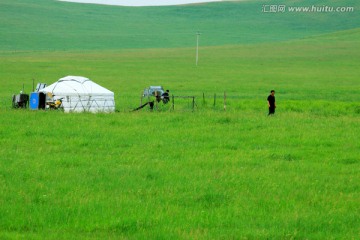 草原牧场上的蒙古包