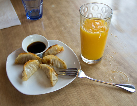 煎饺饺子橙汁早餐