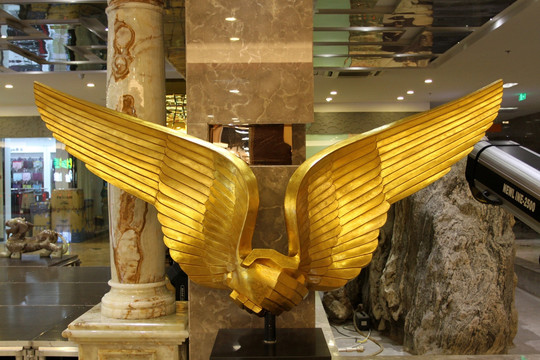 雕塑 翅膀 金色