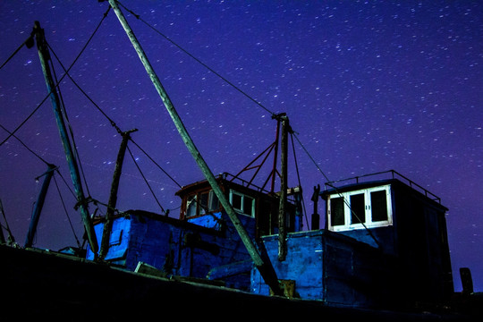 渔船与星空