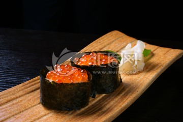 海苔鲑鱼卵寿司