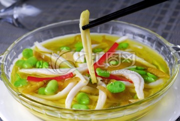 酸菜蚕豆烩面鱼酸菜味