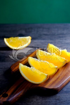 切开的橙子放在木板上