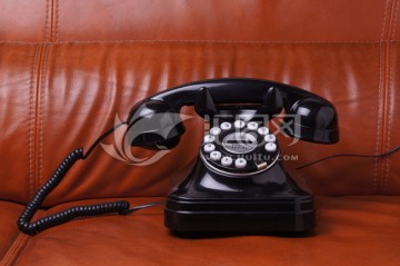 沙发上的老式电话