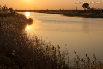 夕阳河流