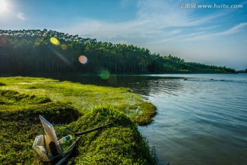 湖岸黄昏